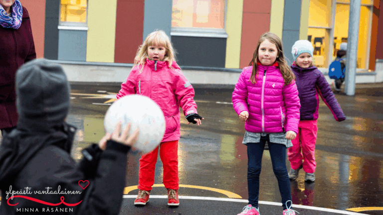 lapsia leikkimässä välitunnilla